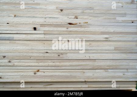 Gestapeltes Holz. Auf dem Holzgelände zum Verkauf bereites Holz. Widerstandsfähiges Holz. Stockfoto