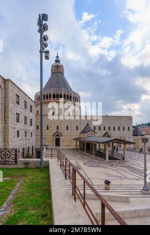 Nazareth, Israel - 06. Januar 2023: Blick auf die Verkündigungsbasilika mit Besuchern in Nazareth, Israel Stockfoto