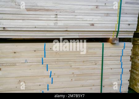 Gestapeltes Holz. Auf dem Holzgelände zum Verkauf bereites Holz. Widerstandsfähiges Holz. Stockfoto