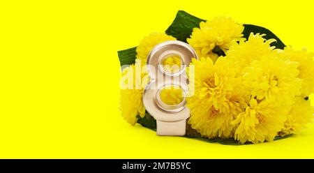 Strauß gelber Chrysanthemen mit goldener Zahl 8 und Platz für Text. Internationaler Frauentag, 8. März, Geburtstag. Speicherplatz kopieren Stockfoto