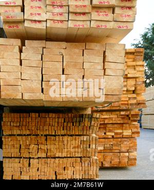 Gestapeltes Holz. Auf dem Holzgelände zum Verkauf bereites Holz. Widerstandsfähiges Holz. Stockfoto