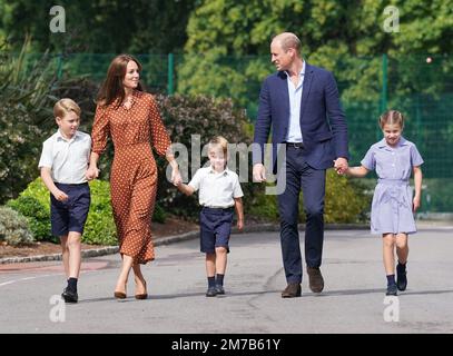 Datei Foto vom 07.09/22 von Prinz George, Prinzessin Charlotte und Prinz Louis, begleitet von ihren Eltern der damalige Herzog und Herzogin von Cambridge (jetzt Prinz und Prinzessin von Wales) kommen nachmittags zu einer Ansiedlung in der Lambrook School, nahe Ascot in Berkshire. Die Prinzessin von Wales feiert ihren 41. Geburtstag nur einen Tag, bevor die kontroversen Memoiren des Herzogs von Sussex in die Regale kommen. Ausgabedatum: Montag, 9. Januar 2023. Stockfoto