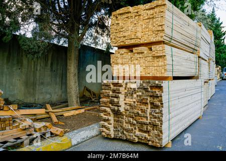 Gestapeltes Holz. Auf dem Holzgelände zum Verkauf bereites Holz. Widerstandsfähiges Holz. Stockfoto