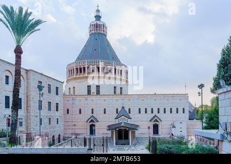 Blick auf die Verkündigungsbasilika und ihren Hof in Nazareth, Israel Stockfoto