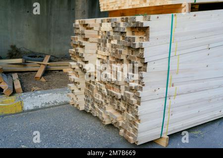 Gestapeltes Holz. Auf dem Holzgelände zum Verkauf bereites Holz. Widerstandsfähiges Holz. Stockfoto