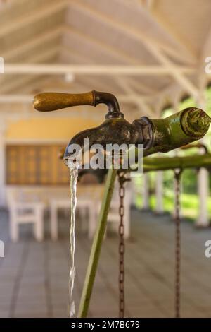 Ein alter Wasserhahn mit fließendem, sauberem Quellwasser in einem Spa-Resort Stockfoto