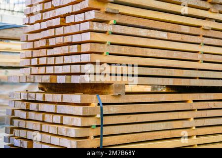 Gestapeltes Holz. Auf dem Holzgelände zum Verkauf bereites Holz. Widerstandsfähiges Holz. Stockfoto