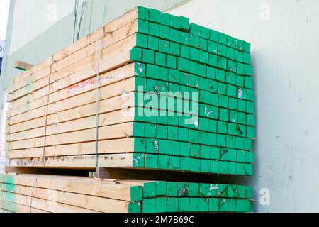 Gestapeltes Holz. Auf dem Holzgelände zum Verkauf bereites Holz. Widerstandsfähiges Holz. Stockfoto