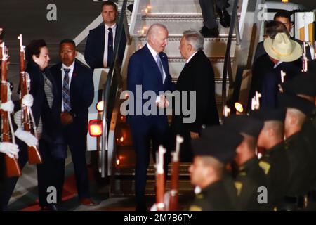 Mexiko-Stadt, Mexiko. 08. Januar 2023. Der mexikanische Präsident ANDRES MANUEL LOPEZ OBRADOR begrüßt den US-Präsidenten JOSEPH BIDEN am Felipe Angeles International Airport zum X North American Leaders Summit in Mexico City. (Kreditbild: © Carlos Santiago/Eyepix via ZUMA Press Wire) Kredit: ZUMA Press, Inc./Alamy Live News Stockfoto