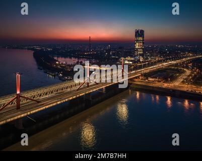 Budapest, Ungarn - Luftaufnahme der Rakoczi-Brücke über der Donau mit Ampeln und dem MOL Campus Wolkenkratzer im Hintergrund Stockfoto