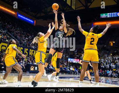 Haas Pavilion Berkeley Calif, USA. 08. Januar 2023. CA U.S.A. während des NCAA Frauen Basketballspiels zwischen Stanford Cardinal und den California Golden Bears. Stanford besiegte California 60-56 im Haas Pavilion Berkeley Calif Thurman James/CSM/Alamy Live News Stockfoto