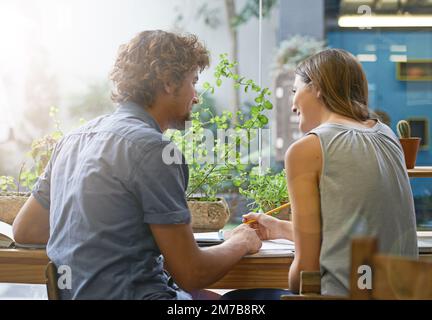 Es ist toll, einen Lernfreund wie dich zu haben... ein junges Paar, das zusammen in einem Café lernt. Stockfoto