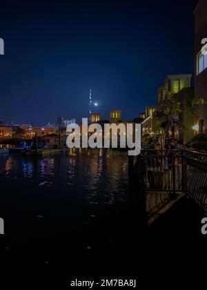 Ein Blick aus der Vogelperspektive auf den Teich, der von Gebäuden in Dubai umgeben ist Stockfoto