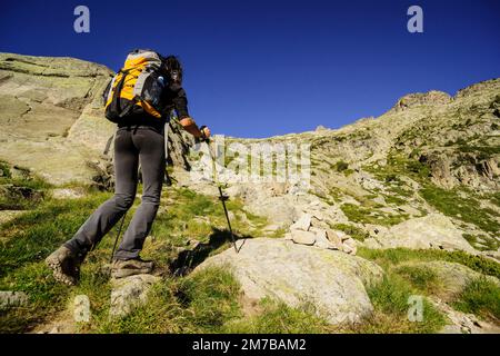 Ascenso al pico Néouvielle, 3091 Metropolen, Parque Natural de Neouvielle, Pirineo Francés, Bigorre, Francia. Stockfoto