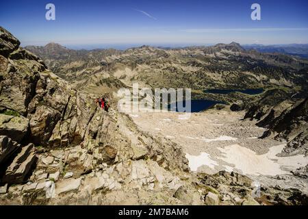 Aufstieg zum Gipfel der Néouvielle, 3091 Meter, Naturpark Neouvielle, französische Pyrenäen, Bigorre, Frankreich. Stockfoto