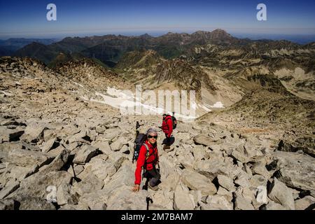 Aufstieg zum Gipfel der Néouvielle, 3091 Meter, Naturpark Neouvielle, französische Pyrenäen, Bigorre, Frankreich. Stockfoto