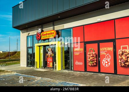 Chelm, Lubelskie, Polen - 1. Januar 2023: Blick auf die Fassade des Supermarkts Biedronka Discounter, keine Kunden vor dem Geschäft Stockfoto