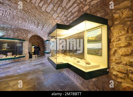 Ein Blick auf eine der Museumsgalerien, Räume, mit Koffern mit antiken Artefakten, hauptsächlich Töpferwaren, Vasen. Im Museu, Museum Municipal de Loulé Stockfoto