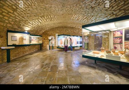 Ein Blick auf eine der Museumsgalerien, Räume, mit Koffern mit antiken Artefakten, hauptsächlich Töpferwaren, Vasen. Im Museu, Museum Municipal de Loulé Stockfoto