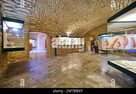 Ein Blick auf eine der Museumsgalerien, Räume, mit Koffern mit antiken Artefakten, hauptsächlich Töpferwaren, Vasen. Im Museu, Museum Municipal de Loulé Stockfoto