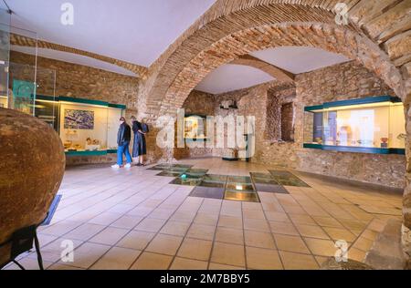 Ein Blick auf eine der Museumsgalerien, Räume, mit Koffern mit antiken Artefakten, hauptsächlich Töpferwaren, Vasen. Im Museu, Museum Municipal de Loulé Stockfoto