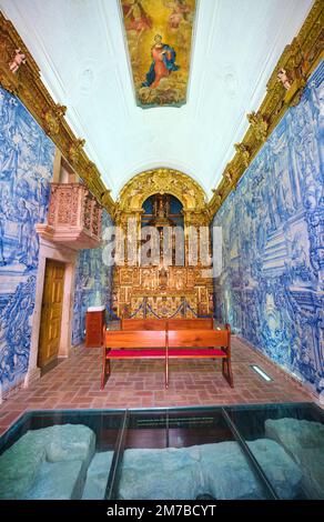 Innenansicht der kleinen Kapelle mit reich geschnitzten, goldenen Holzaltar und dem berühmten Azulejo, blauen Fliesenwänden. In der Ermida de Nossa Senhora da Conceic Stockfoto