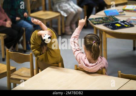 VLEUTEN - Schüler der Grundschule Zonneworld am ersten Schultag im neuen Jahr. Die Grund- und Sekundarschulen werden nach den Weihnachtsferien wieder aufgenommen. ANP JEROEN JUMELET niederlande raus - belgien raus Stockfoto