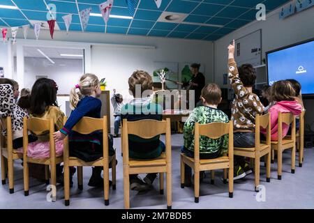 VLEUTEN - Schüler der Grundschule Zonneworld am ersten Schultag im neuen Jahr. Die Grund- und Sekundarschulen werden nach den Weihnachtsferien wieder aufgenommen. ANP JEROEN JUMELET niederlande raus - belgien raus Stockfoto