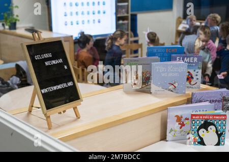 VLEUTEN - Schüler der Grundschule Zonneworld am ersten Schultag im neuen Jahr. Die Grund- und Sekundarschulen werden nach den Weihnachtsferien wieder aufgenommen. ANP JEROEN JUMELET niederlande raus - belgien raus Stockfoto