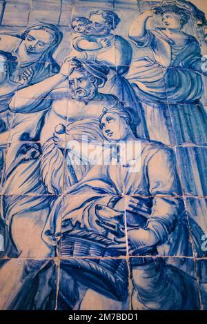 Eine Frau mit einem Hund. Ein Detail der berühmten, berühmten Azulejo, blaue Fliesenwände. In der katholischen Kirche Ermida de Nossa Senhora da Conceição, Kapelle in Lo Stockfoto