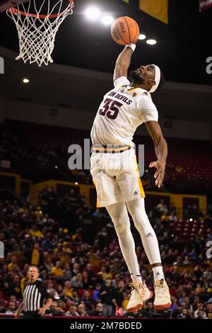 Arizona State Guard Devan Cambridge (35) taucht den Ball in der zweiten Hälfte des NCAA-Basketballspiels gegen die University of Washington in Tempe, Ariz, ein Stockfoto