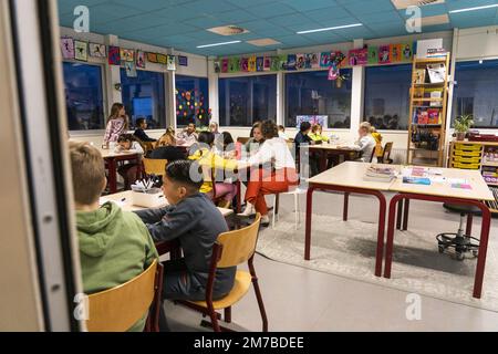 VLEUTEN - Schüler der Grundschule Zonneworld am ersten Schultag im neuen Jahr. Die Grund- und Sekundarschulen werden nach den Weihnachtsferien wieder aufgenommen. ANP JEROEN JUMELET niederlande raus - belgien raus Stockfoto