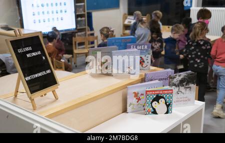 VLEUTEN - Schüler der Grundschule Zonneworld am ersten Schultag im neuen Jahr. Die Grund- und Sekundarschulen werden nach den Weihnachtsferien wieder aufgenommen. ANP JEROEN JUMELET niederlande raus - belgien raus Stockfoto