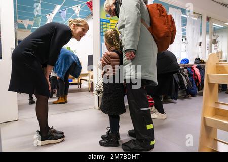 VLEUTEN - Schüler der Grundschule Zonneworld am ersten Schultag im neuen Jahr. Die Grund- und Sekundarschulen werden nach den Weihnachtsferien wieder aufgenommen. ANP JEROEN JUMELET niederlande raus - belgien raus Stockfoto