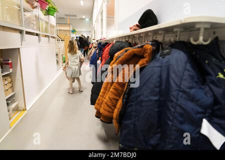 VLEUTEN - Schüler der Grundschule Zonneworld am ersten Schultag im neuen Jahr. Die Grund- und Sekundarschulen werden nach den Weihnachtsferien wieder aufgenommen. ANP JEROEN JUMELET niederlande raus - belgien raus Stockfoto