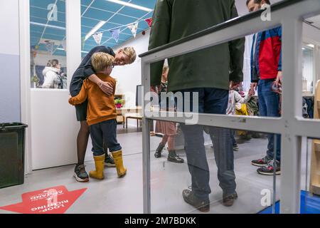 VLEUTEN - Schüler der Grundschule Zonneworld am ersten Schultag im neuen Jahr. Die Grund- und Sekundarschulen werden nach den Weihnachtsferien wieder aufgenommen. ANP JEROEN JUMELET niederlande raus - belgien raus Stockfoto