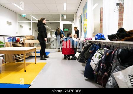 VLEUTEN - Eltern bringen ihre Kinder am ersten Schultag im neuen Jahr in die Zonneworld-Grundschule. Die Grund- und Sekundarschulen werden nach den Weihnachtsferien wieder aufgenommen. ANP JEROEN JUMELET niederlande raus - belgien raus Stockfoto