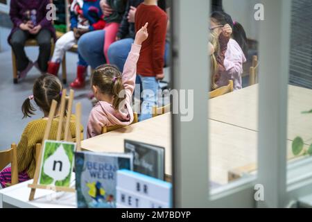 VLEUTEN - Schüler der Grundschule Zonneworld am ersten Schultag im neuen Jahr. Die Grund- und Sekundarschulen werden nach den Weihnachtsferien wieder aufgenommen. ANP JEROEN JUMELET niederlande raus - belgien raus Stockfoto