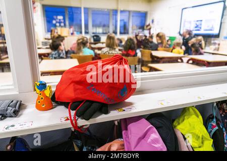 VLEUTEN - Schüler der Grundschule Zonneworld am ersten Schultag im neuen Jahr. Die Grund- und Sekundarschulen werden nach den Weihnachtsferien wieder aufgenommen. ANP JEROEN JUMELET niederlande raus - belgien raus Stockfoto