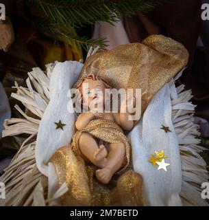 Sutrio, Italien - 29. Dezember 2022: Neugeborener Jesus in der Weihnachtsszene Stockfoto