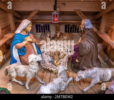 Sutrio, Italien - 29. Dezember 2022: Weihnachtsszene - Maria, Joseph und ein Kind Jesus Stockfoto