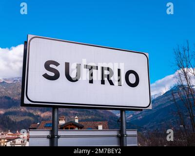 Sutrio, Italien - 29. Dezember 2022: Sutrio ist ein Dorf in der Provinz Udine in der italienischen Region Friaul-Julisch Venetien Stockfoto