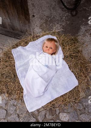 Sutrio, Italien - 29. Dezember 2022: Neugeborener Jesus - Weihnachtsszene Stockfoto