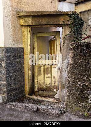 Die alte Tür eines verlassenen Hauses im Dorf Sutrio, Italien Stockfoto