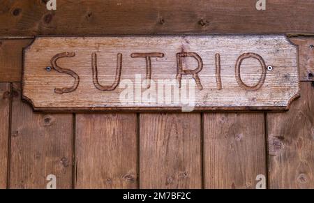 Sutrio, Italien - 29. Dezember 2022: Sutrio ist ein Dorf in der Provinz Udine in der italienischen Region Friaul-Julisch Venetien Stockfoto