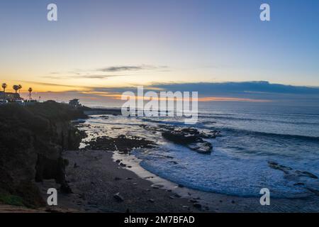 La Jolla, Kalifornien. 8. Januar 2023. Sonnenuntergang und Nachtlandschaft am Kinderpool und La Jolla Cove in La Jolla, Kalifornien, am Sonntag, den 8. Januar 2023 (Bild: © Rishi Deka/ZUMA Press Wire) Stockfoto