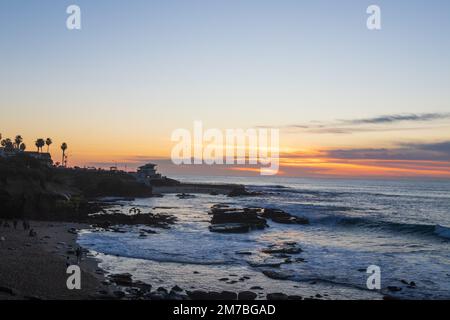 La Jolla, Kalifornien. 8. Januar 2023. Sonnenuntergang und Nachtlandschaft am Kinderpool und La Jolla Cove in La Jolla, Kalifornien, am Sonntag, den 8. Januar 2023 (Bild: © Rishi Deka/ZUMA Press Wire) Stockfoto