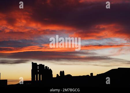 Die Sonne geht über Tynemouth Priory an der Nordostküste auf. Foto: Montag, 9. Januar 2023. Stockfoto