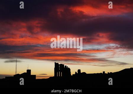 Die Sonne geht über Tynemouth Priory an der Nordostküste auf. Foto: Montag, 9. Januar 2023. Stockfoto