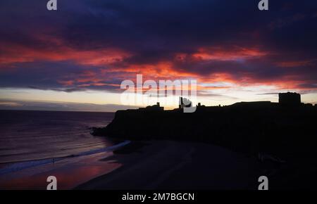 Die Sonne geht über Tynemouth Priory an der Nordostküste auf. Foto: Montag, 9. Januar 2023. Stockfoto